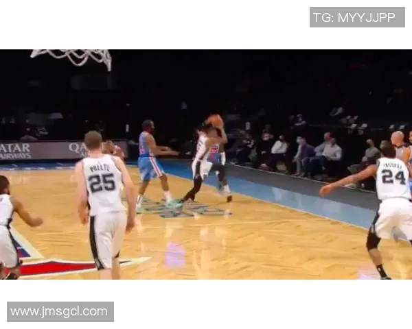 篮球明星赛场失误引发热议球迷反应各异纷纷发表看法